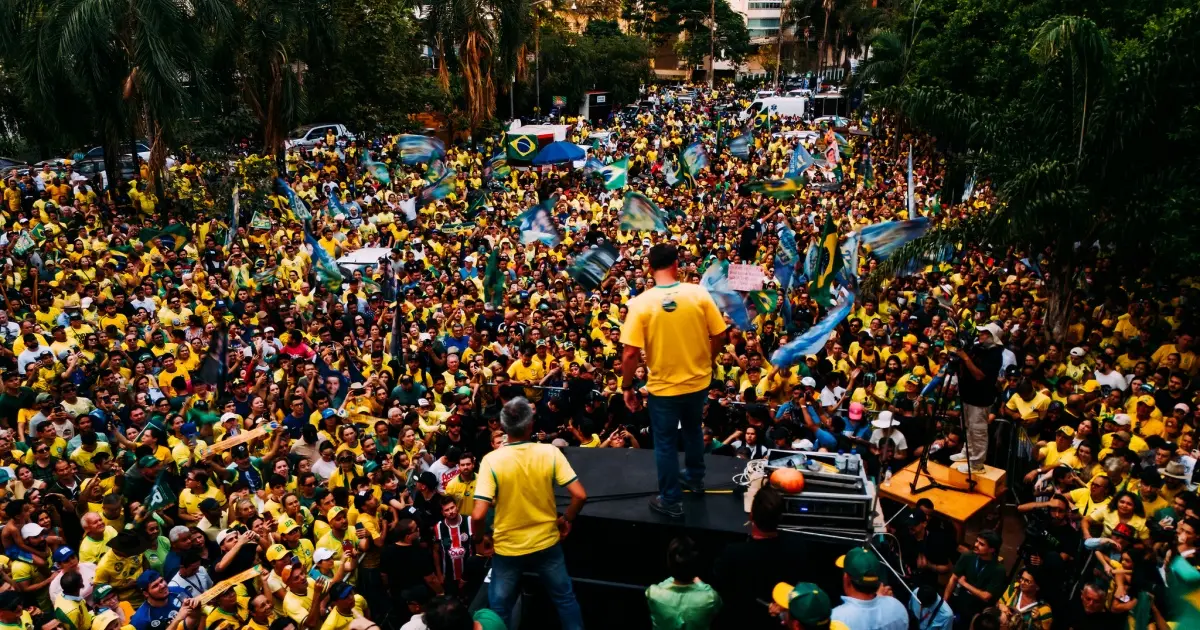 'Tentativa de homicídio', diz Flávio sobre ovos atirados contra carreata
