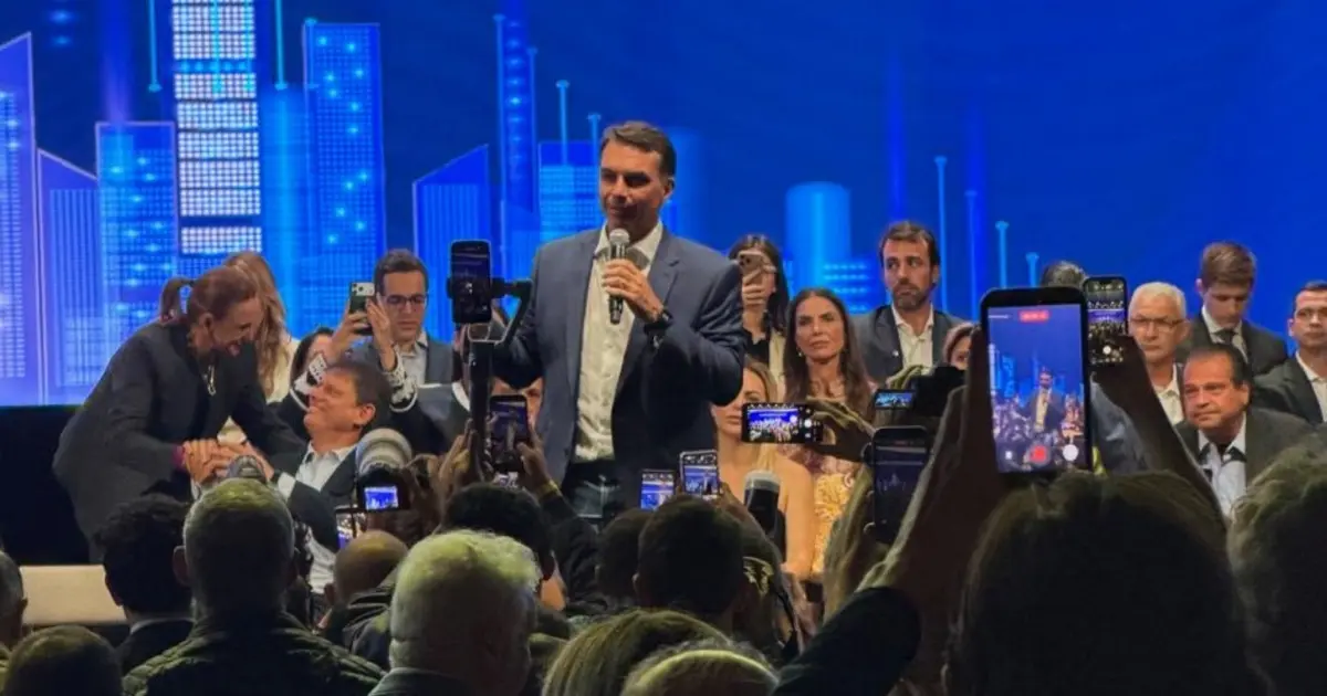 Flávio Bolsonaro critica proposta de Pix para MEIs e acusa Lula de tentar "comprar o voto das pessoas"