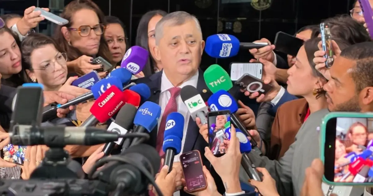José Guimarães acusa Flávio Bolsonaro de "conversa fiada" e diz que oposição quer anular PEC 6x1 em 2027
