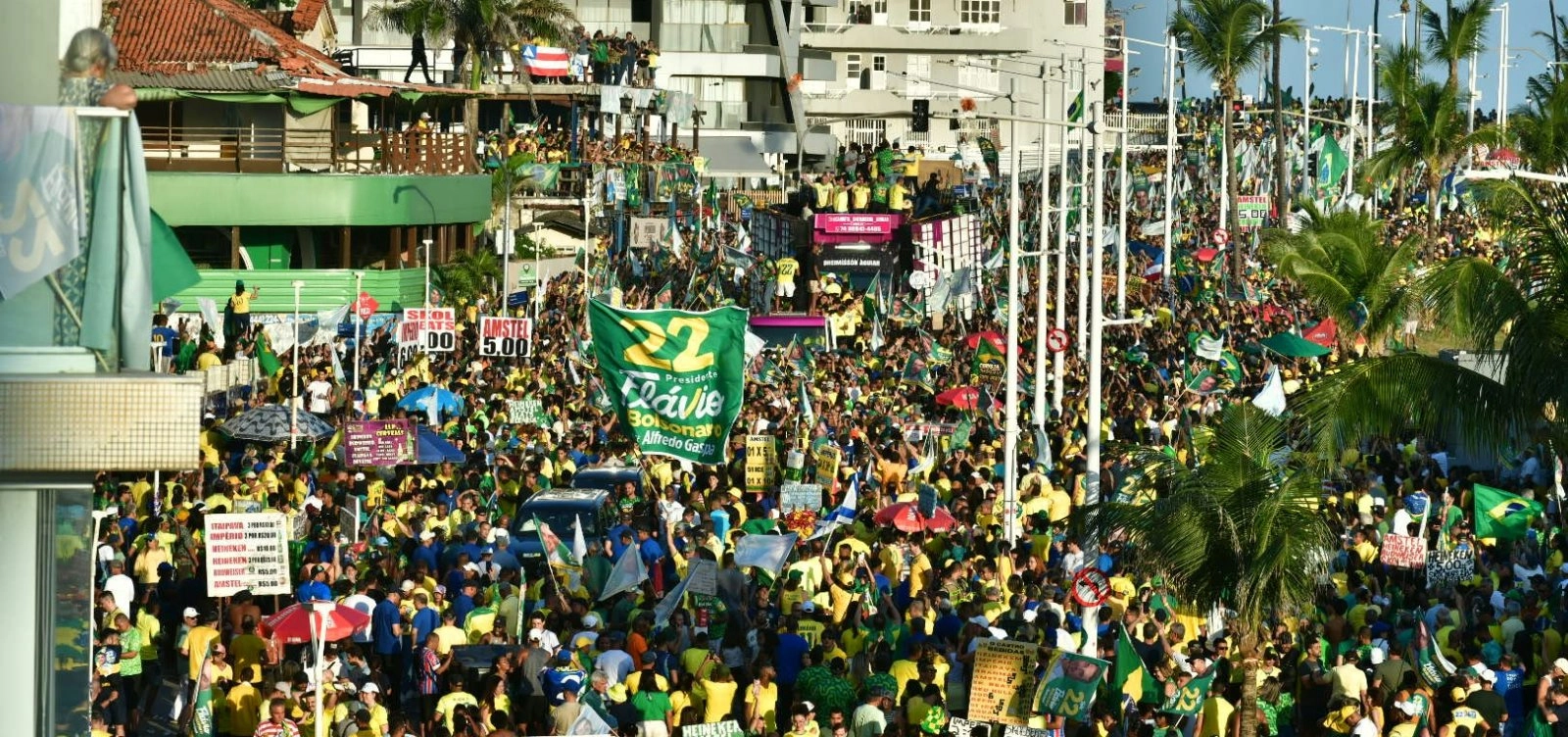 Ato de Flávio Bolsonaro reúne multidão no Farol da Barra, em Salvador