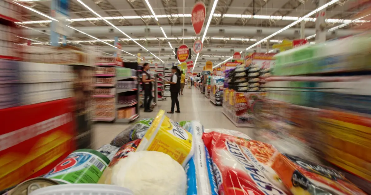 Alimentação e supermercado pesam no orçamento de 59% dos brasileiros, aponta Serasa