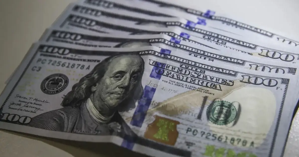 Dólar oscila e Bolsa sobe com Datafolha e inflação no radar antes do segundo turno