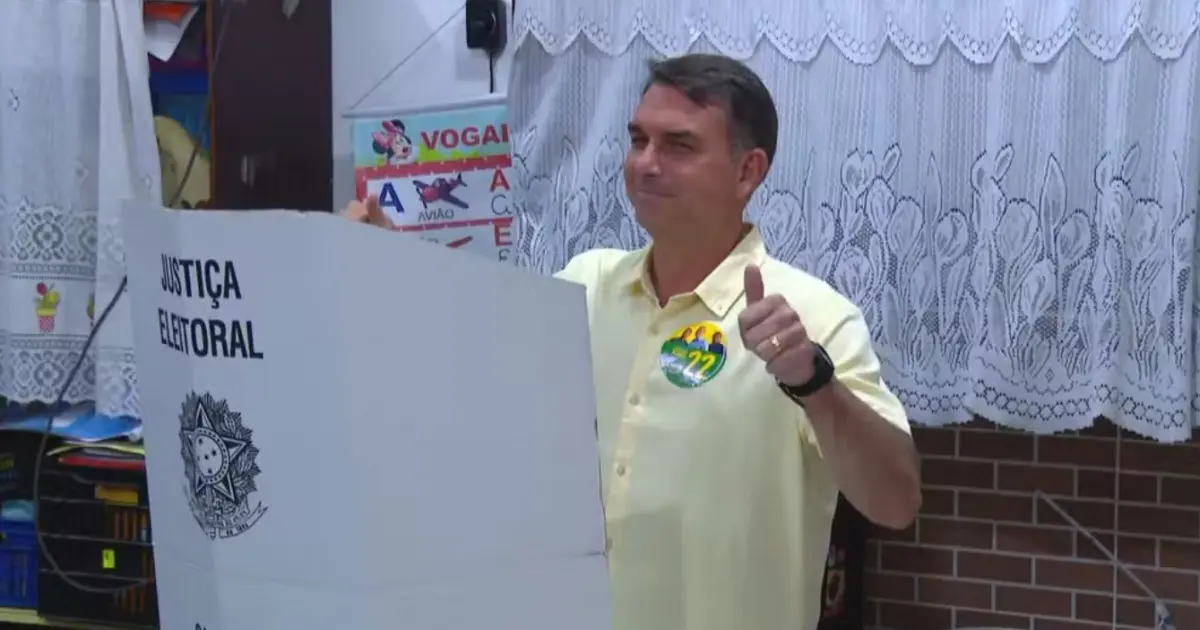 Eleições 2026: Flávio Bolsonaro vota no Rio de Janeiro