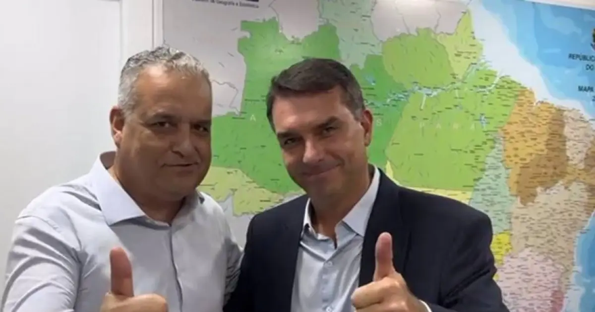 Flávio Bolsonaro entrega passaportes à PF por ordem de Moraes