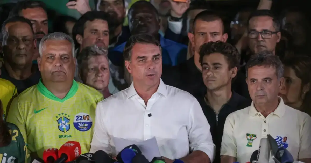 Flávio Bolsonaro corrige carta e troca “presidente eleito” por “líder”; brasão também foi alterado