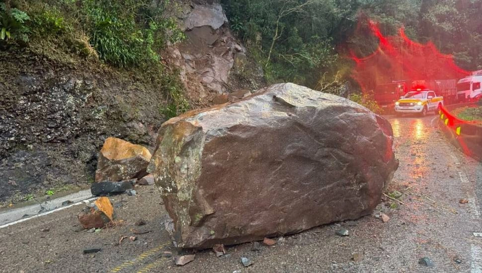 SC-390: queda de barreira interditou tráfego esta manhã; pista já foi liberada