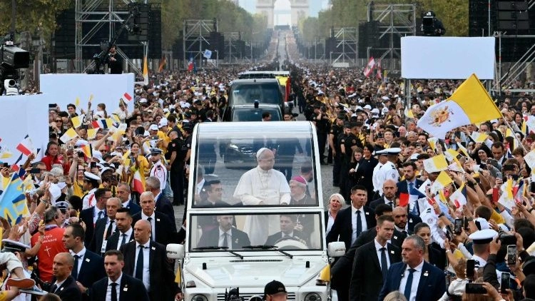 Lusofonias – A ‘maré humana’ e os ‘banhos de multidão’ do Papa em França