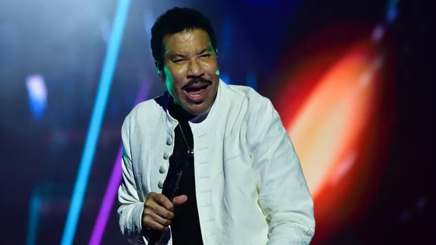 Lionel Richie recebe alta após internação e está 'muito bem', diz revista