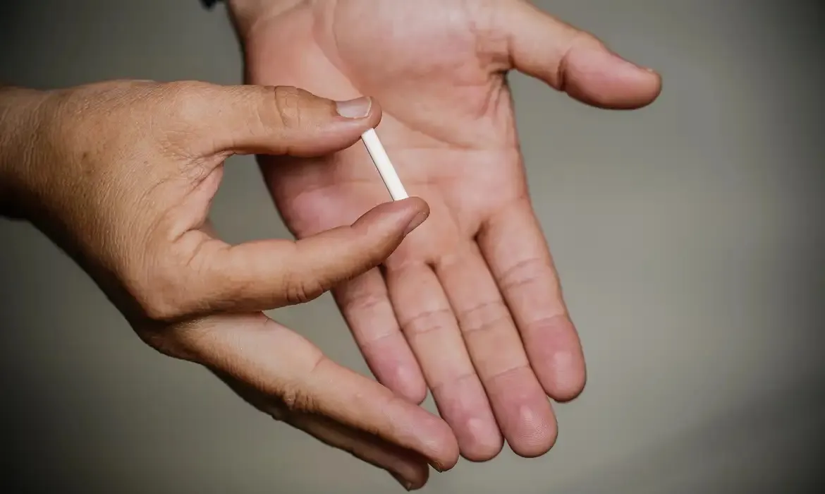 Sociedades médicas pedem proibição de implantes hormonais manipulados no Brasil