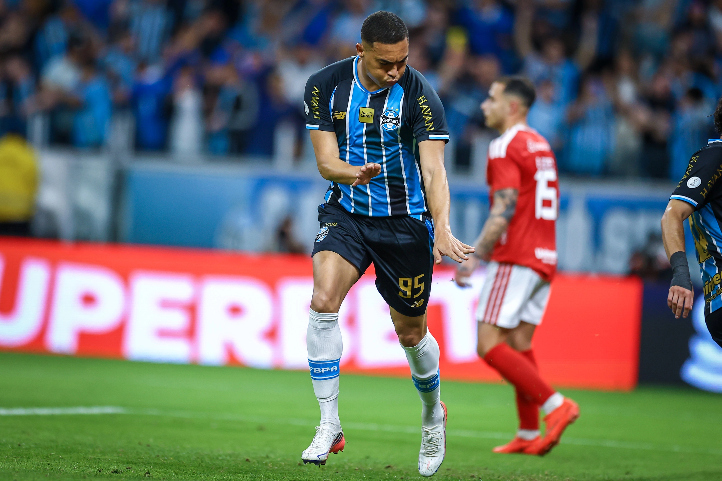 =  No segundo jogo pela Copa do Brasil, o Grêmio vence o Inter por 3 a 1 em jogo na Arena