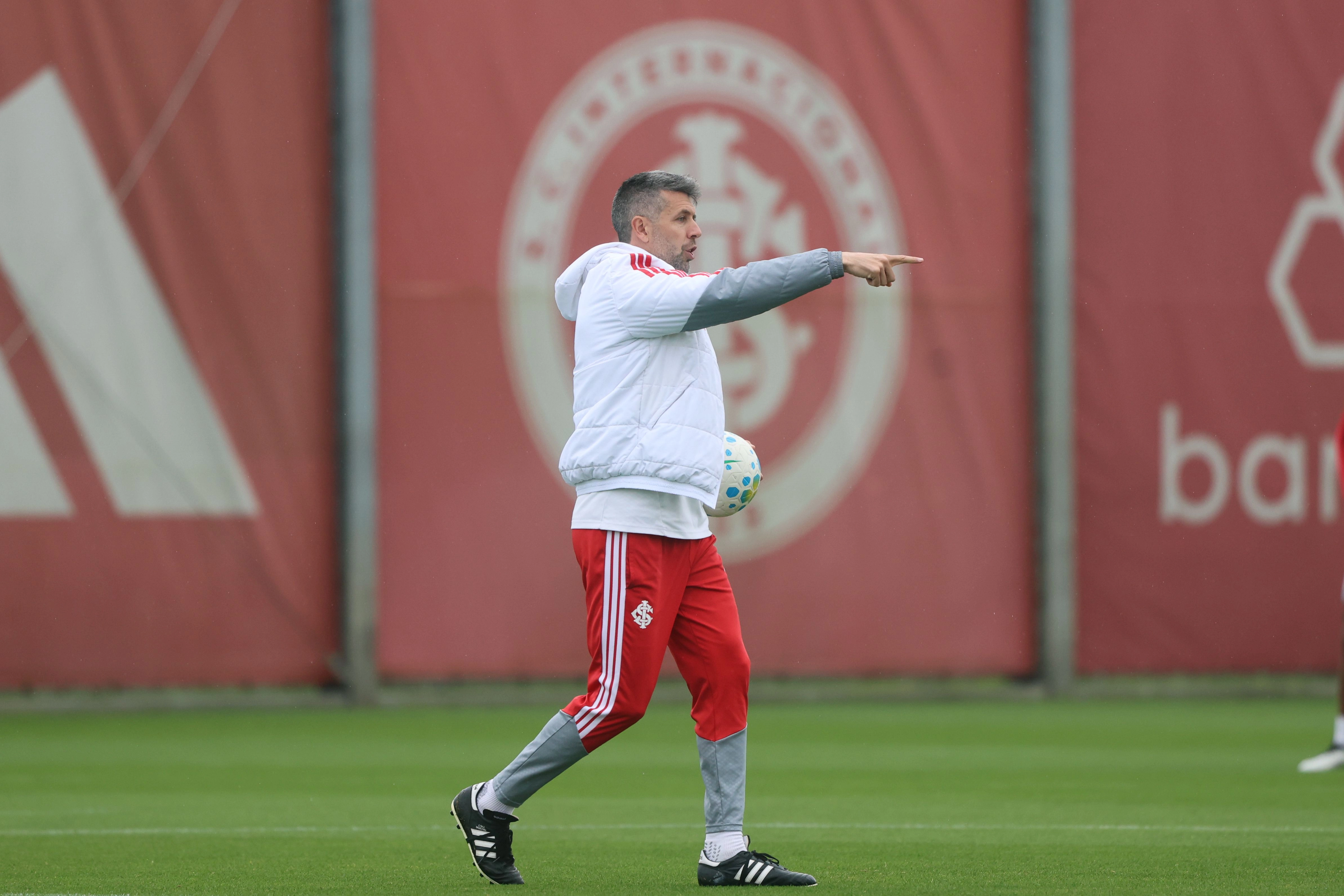 = Após vários jogos com derrotas, a direção do Inter de Porto Alegre demite o treinador Paulo Pezzolano