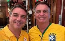 :: Presidente dos EUA, Donald Trump, autorizou a entrada do senador Flávio Bolsonaro (PL) no País