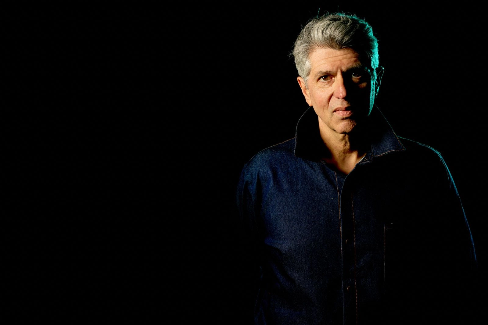 Cantor Leoni apresenta show intimista com clássicos da carreira no Teatro Manauara