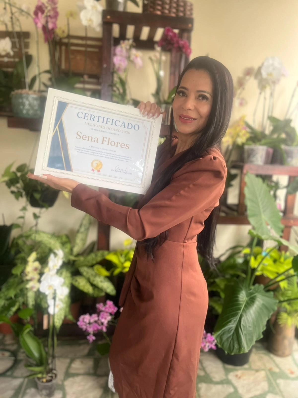 Floricultura sena flores se destaca com entrega de diploma como a floricultura número 1° da cidade de Mantena Mg.