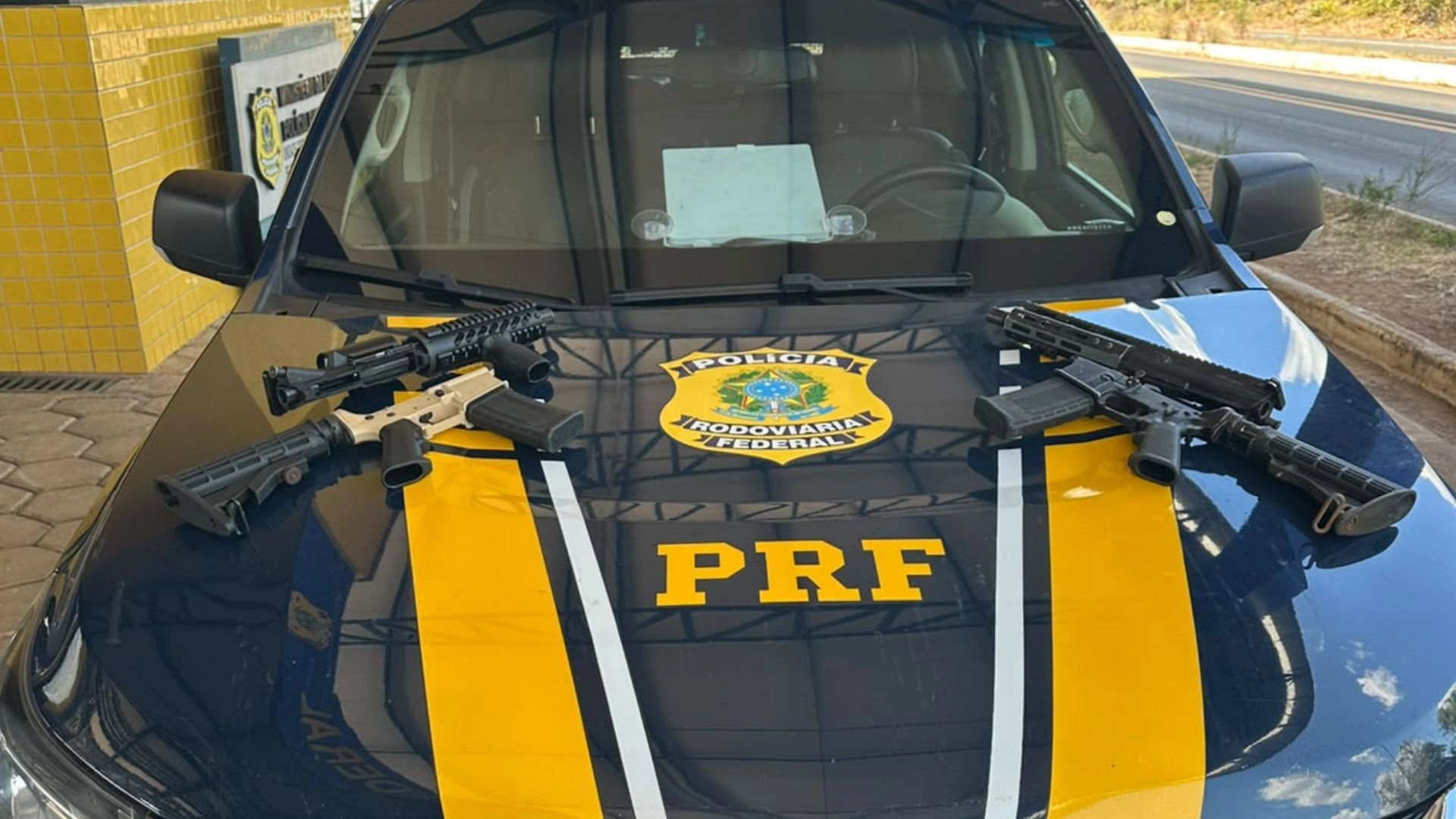 PRF encontra dois fuzis escondidos em compartimento secreto de veículo na BR-226