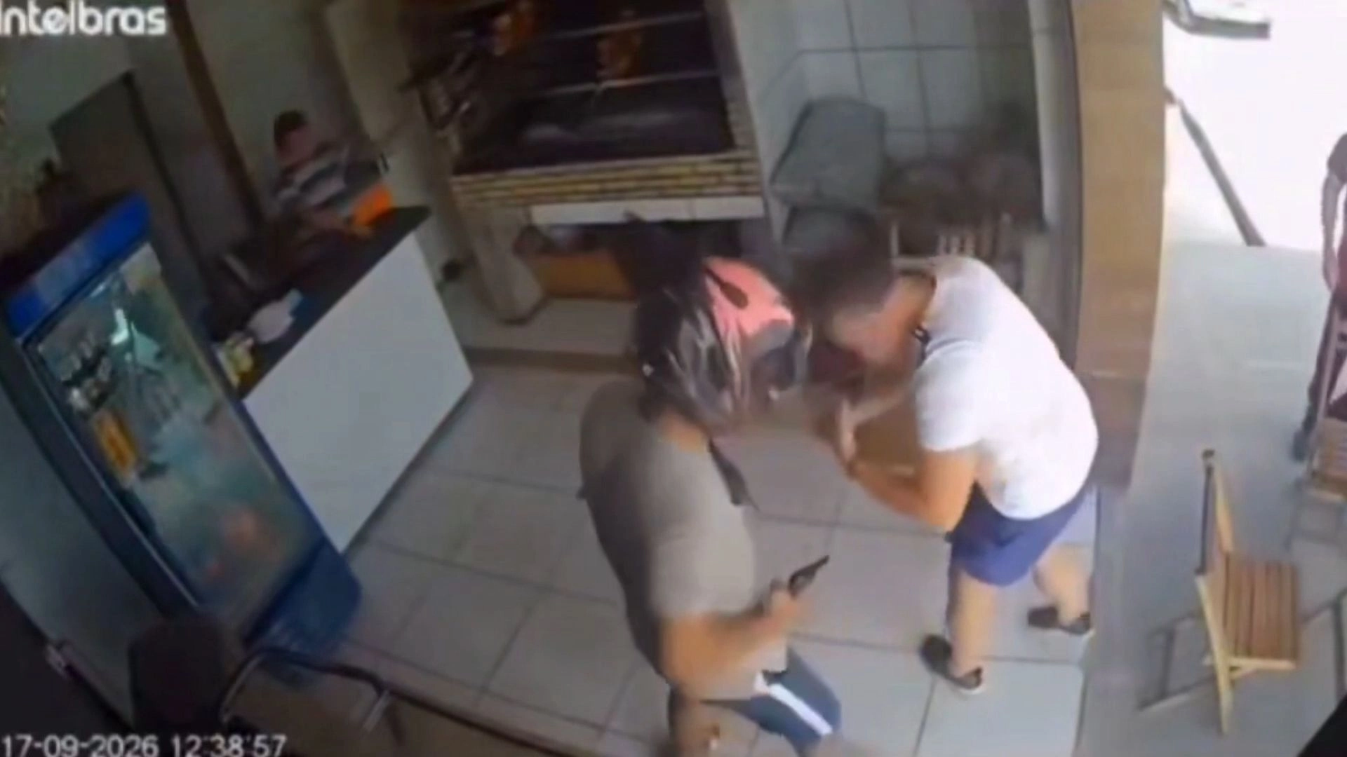 Assalto armado em galeteria é registrado por câmera em São Luís