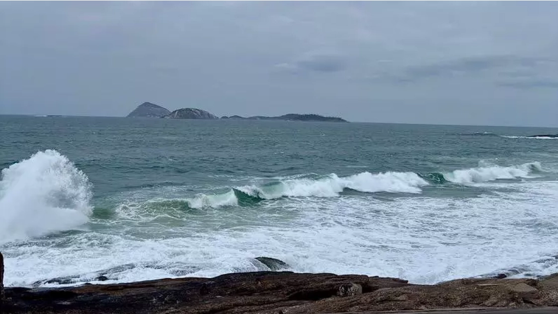 Rio entra em Estágio 2 com frio, chuva e ondas de até 2,5 metros no litoral