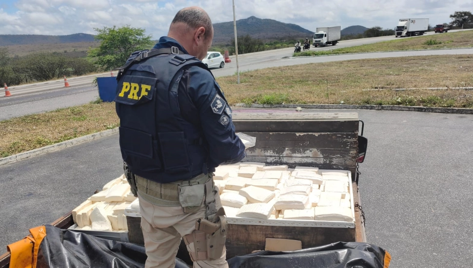 PRF apreende 600 kg de queijo em carroceria de caminhão na BR 232