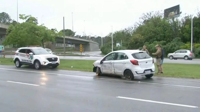 Motorista de aplicativo perde controle, bate em carro e capota na Avenida da Saudade