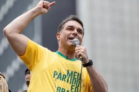 Flávio Bolsonaro apoia fim da escala 6x1, mas admite rever regras caso seja eleito presidente