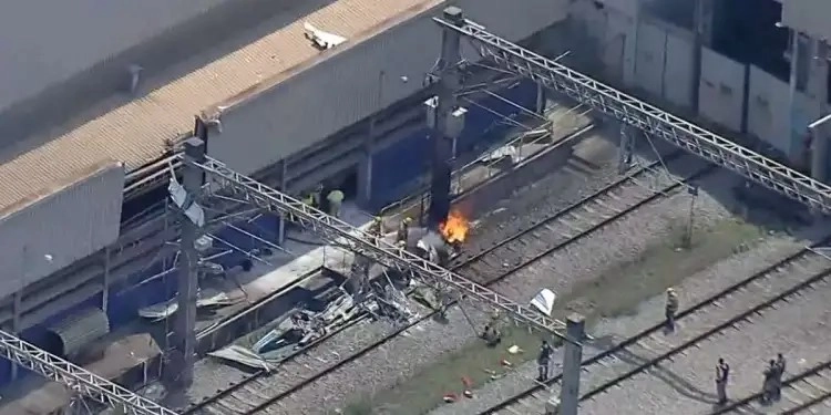 Avião cai perto de estação do metrô em Belo Horizonte