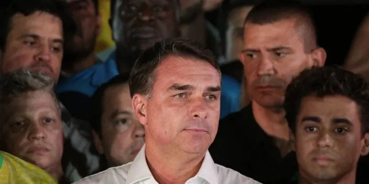 Site argentino diz que Flávio Bolsonaro teria seguido para os Estados Unidos; aliados negam