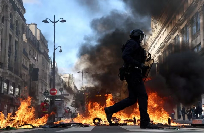 Polícia usa gás lacrimogêneo em confrontos com manifestantes durante protestos na França