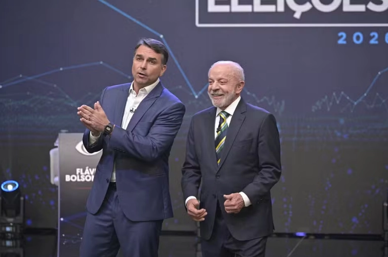 Fato ou Fake verifica declarações de Lula e Flávio Bolsonaro no debate da Band