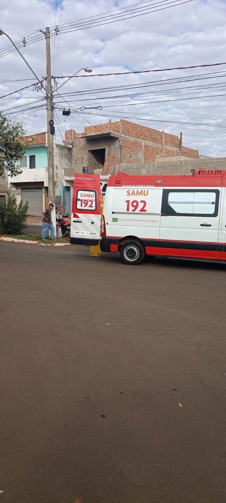 ACIDENTE ENVOLVENDO MOTO E CARRO MOBILIZA SAMU E POLÍCIA MILITAR