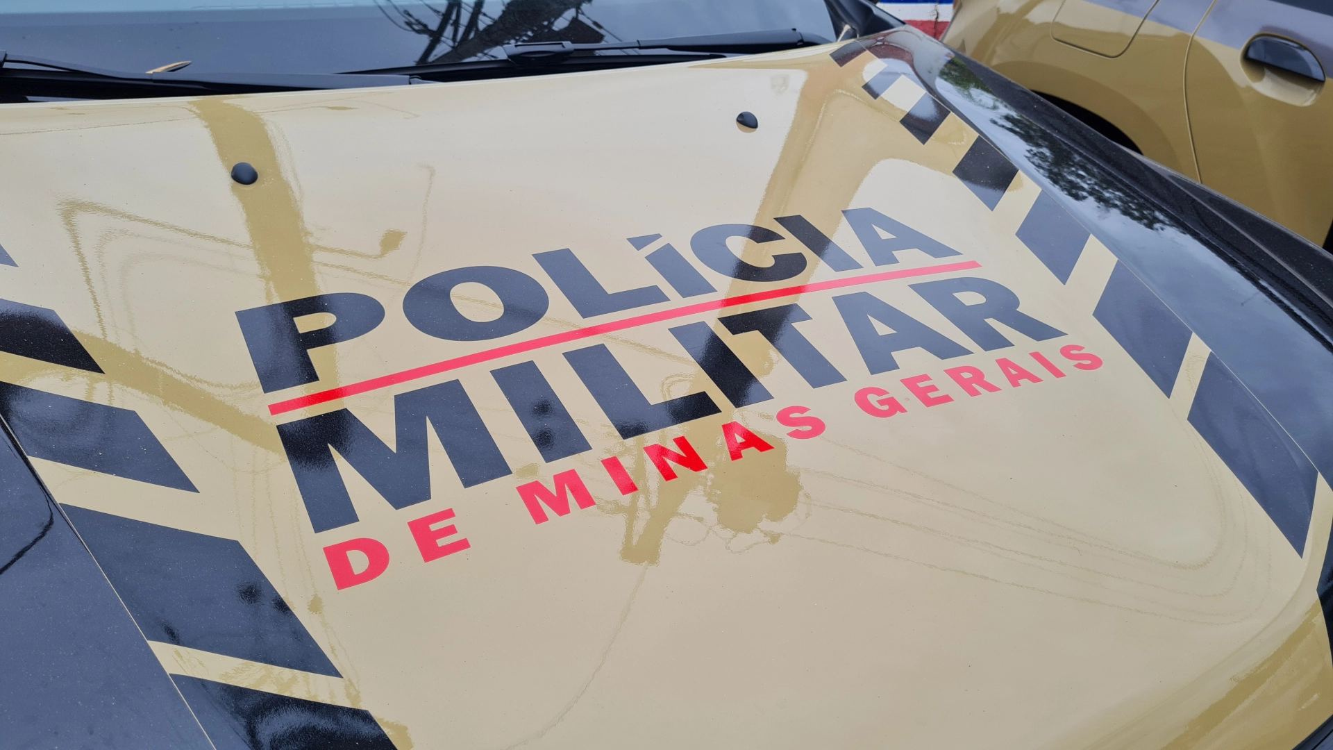 Ação da Polícia Militar resulta em apreensão de drogas, dinheiro e réplica de arma em Manhuaçu