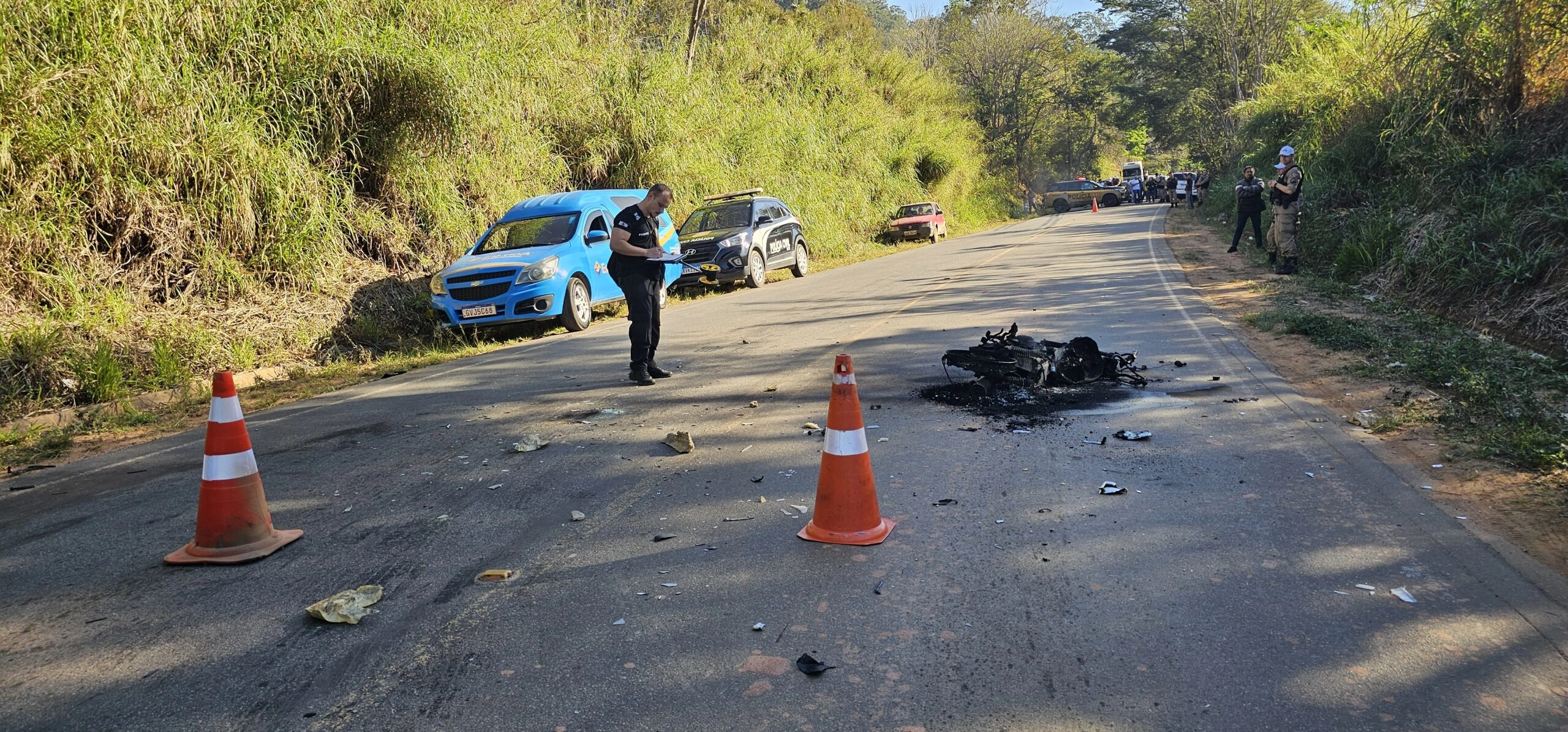 Adolescente de 17 anos morre em acidente entre moto e caminhão na MG-108