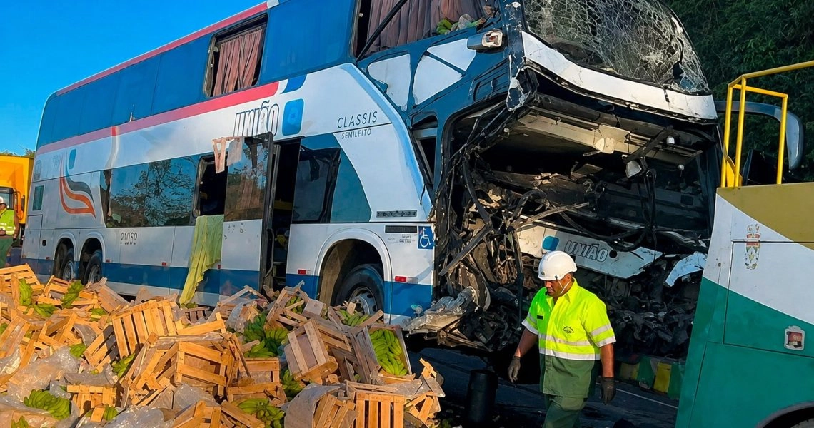 Colisão entre ônibus e caminhão deixa dois mortos na BR-116 em Muriaé
