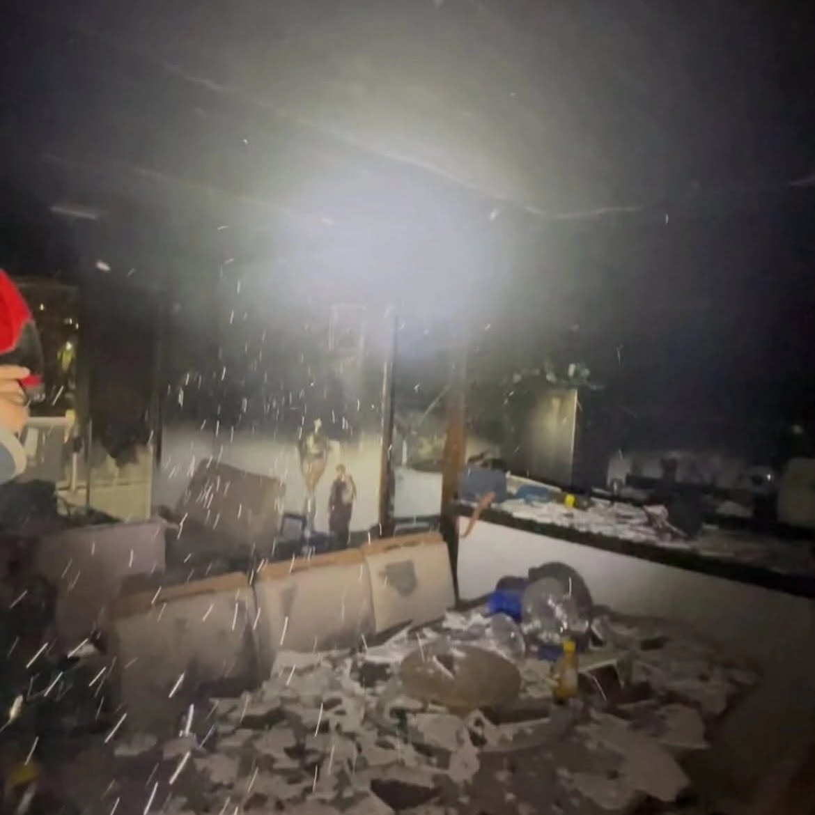 Policiais resgatam casal de idosos durante incêndio em Oratórios