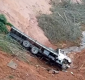 Martins Soares: Caminhão cai em cratera na BR-262 e mulher fica presa às ferragens