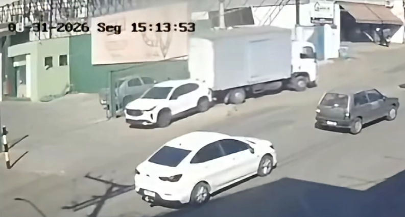 Caminhão atinge carro estacionado em Manhuaçu e motorista fica ferido em Reduto