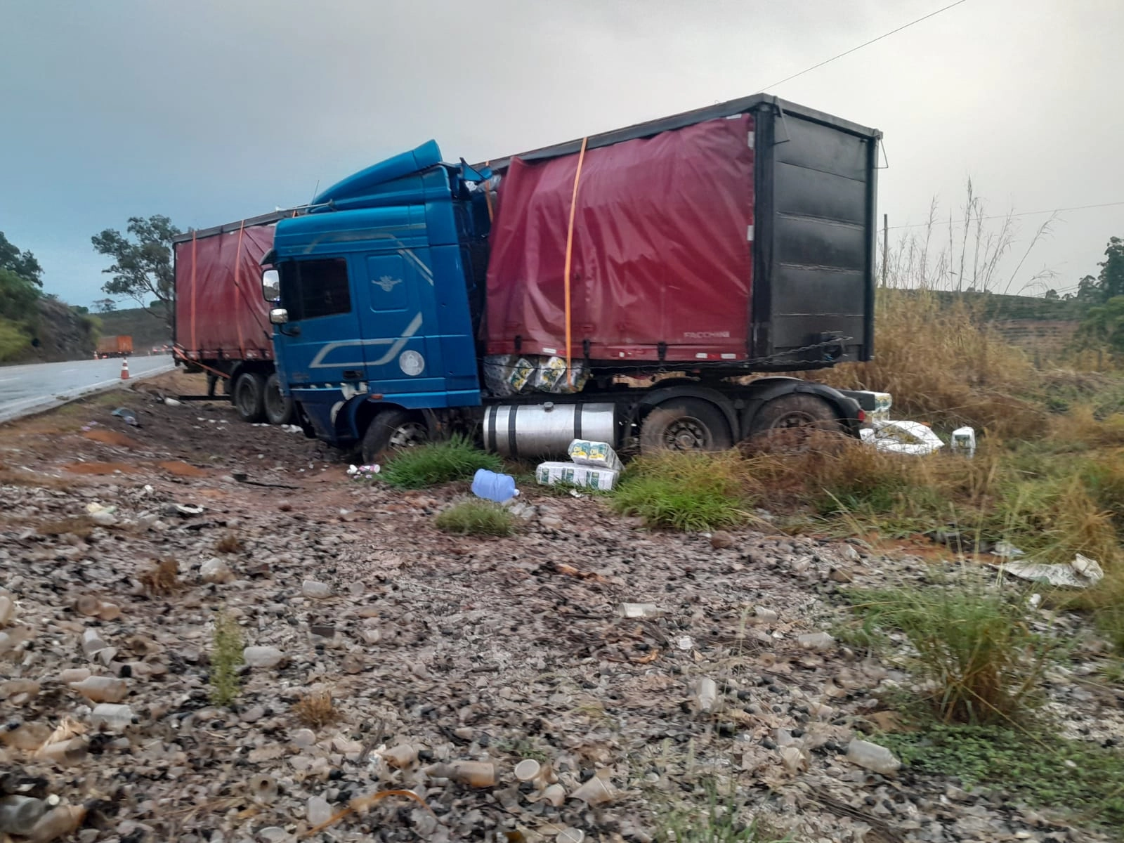 Carreta sai da pista na BR-116 em São Pedro do Avaí