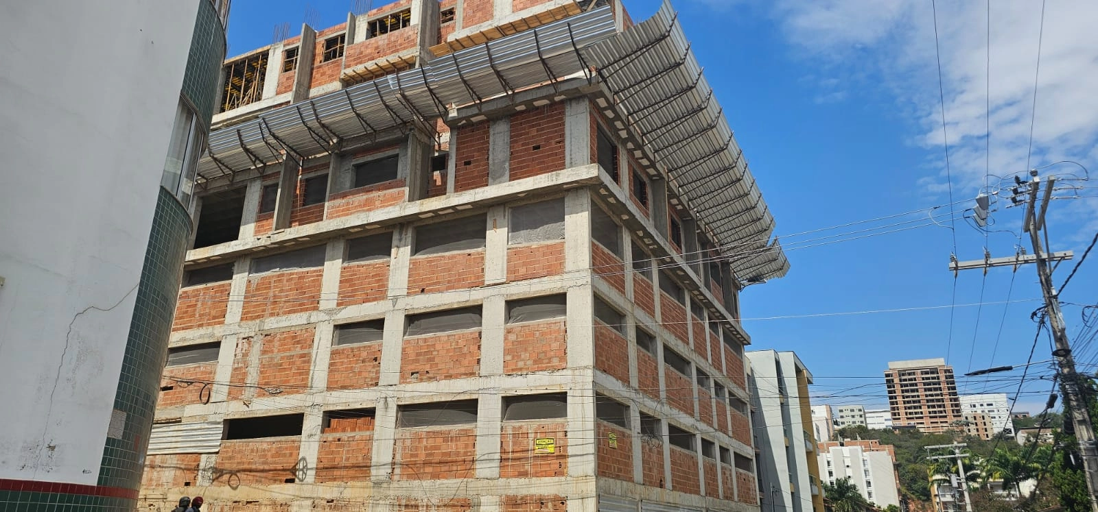 Homem de 51 anos fica ferido após queda do 7º andar de obra