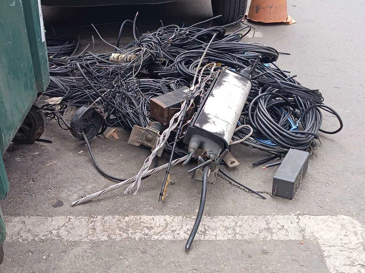 Fios pendurados: remoção foi iniciada na área central de Manhuaçu