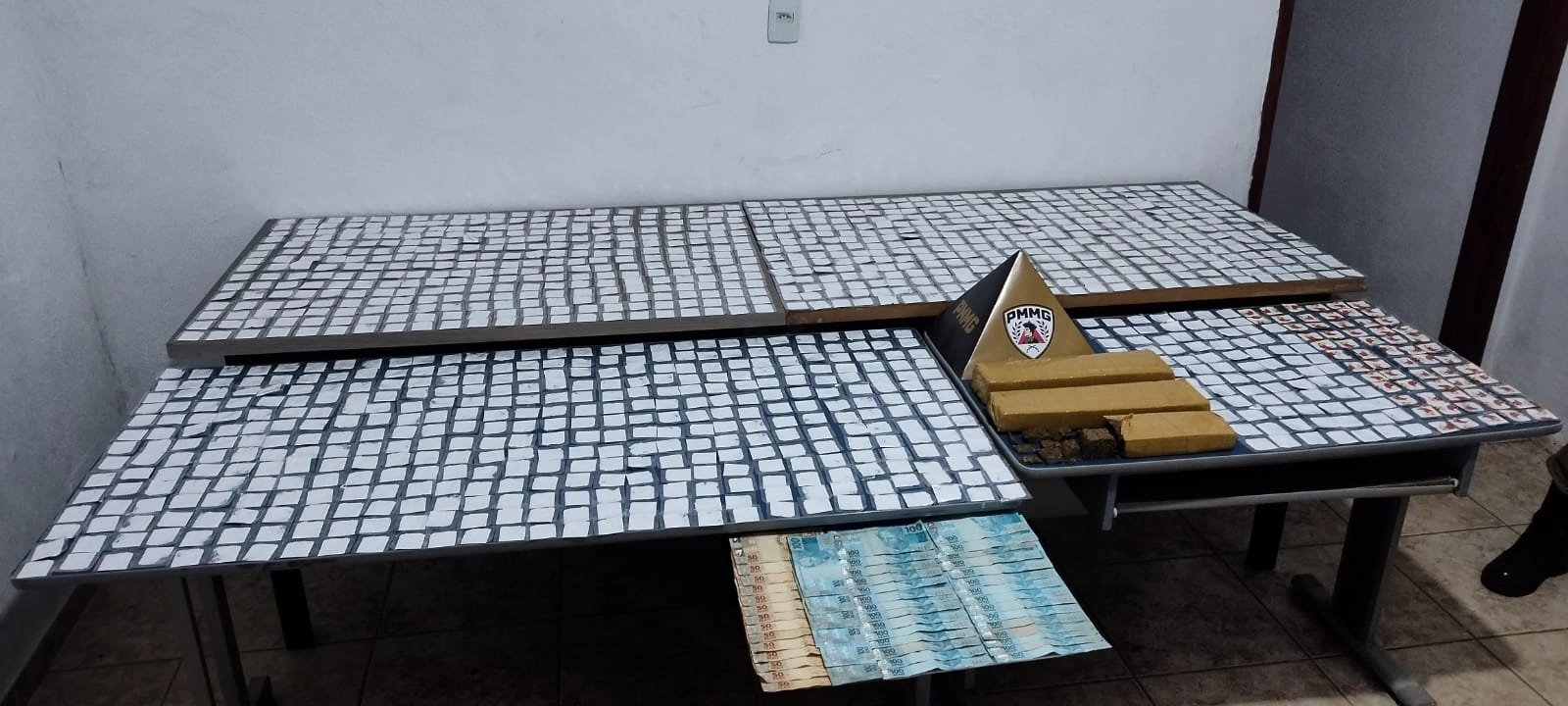 São João: PM prende dois homens e apreende mais de 1,2 mil papelotes de cocaína