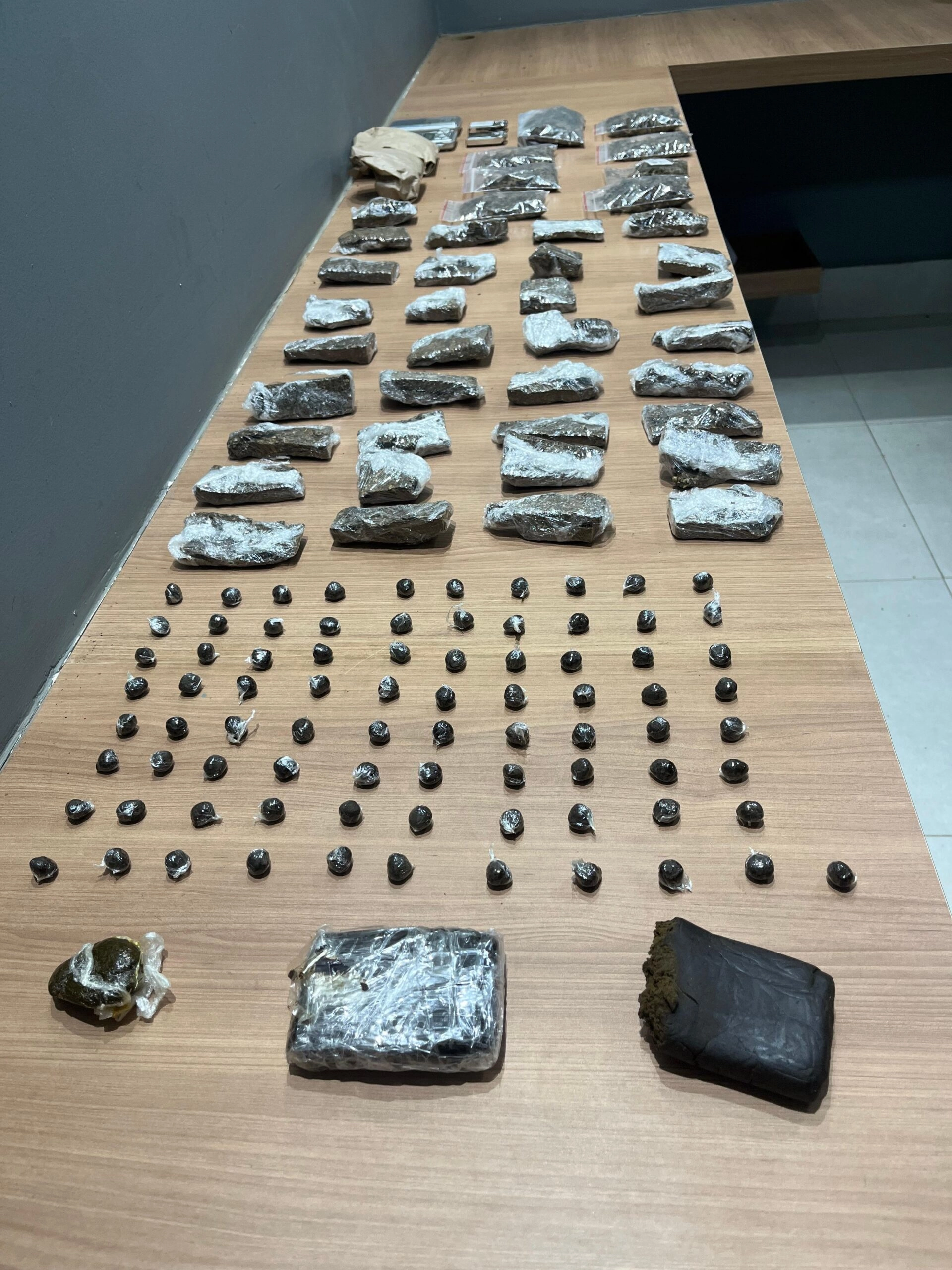 Dois homens são presos por tráfico de drogas no Centro de Manhuaçu