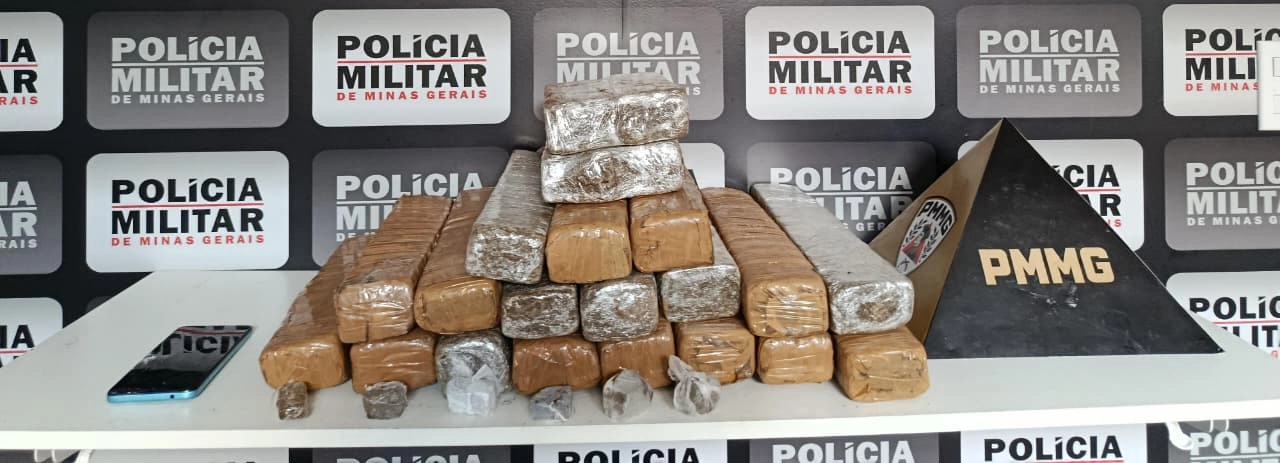 PM apreende cerca de 25 kg de maconha e prende casal em Manhumirim