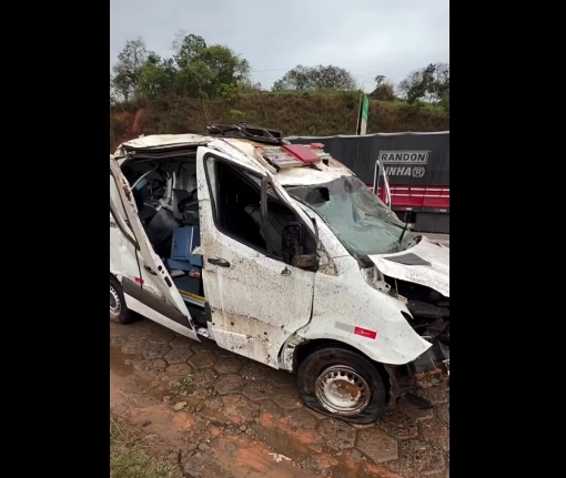 Ambulância que seguia para BH fica destruída em acidente na BR-116, em Inhapim