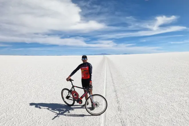 Brasileiro tenta alcançar 300 km/h de bicicleta para entrar no Guinness World Records
