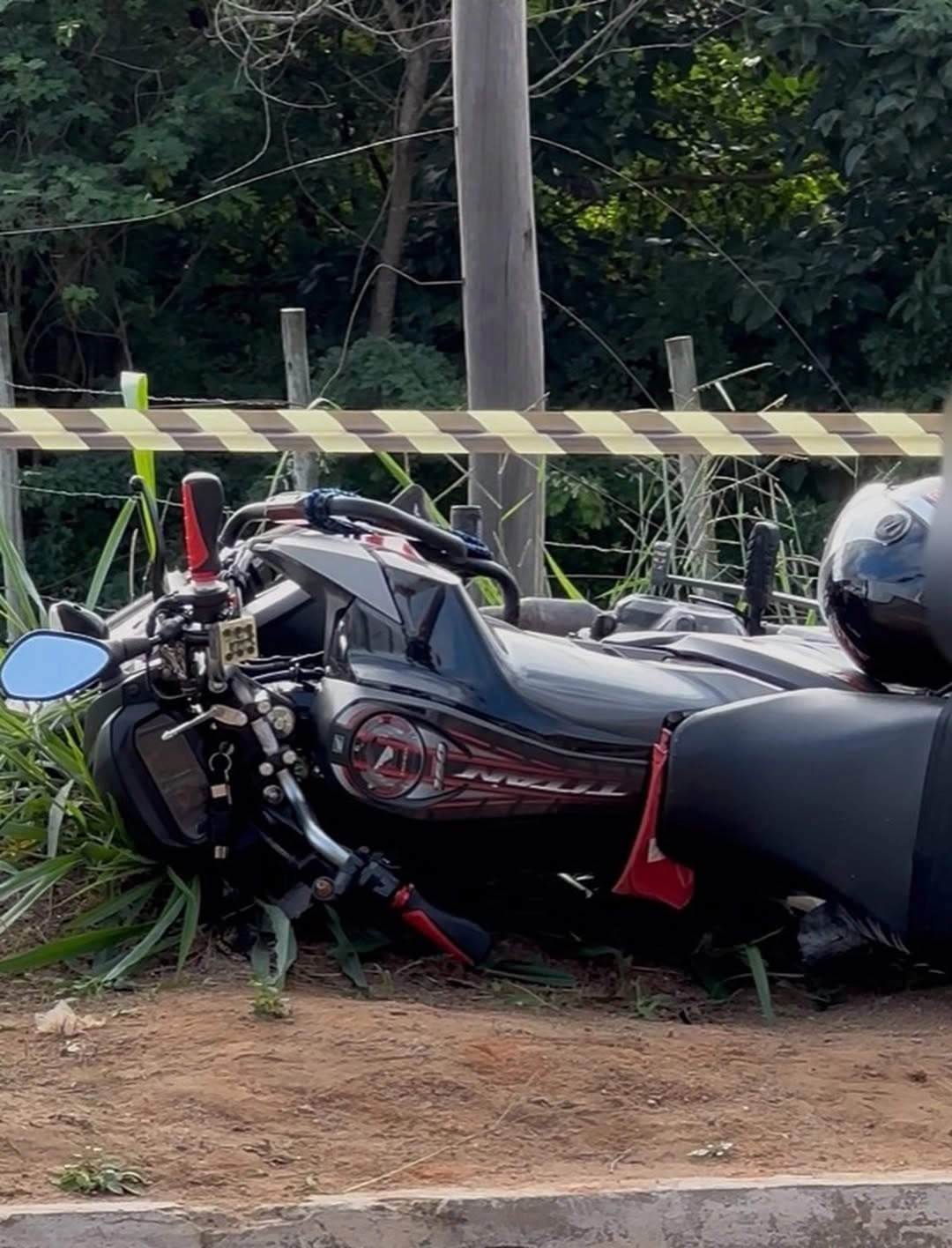 Mototaxista morre após perder controle de motocicleta e colidir contra poste em Caratinga