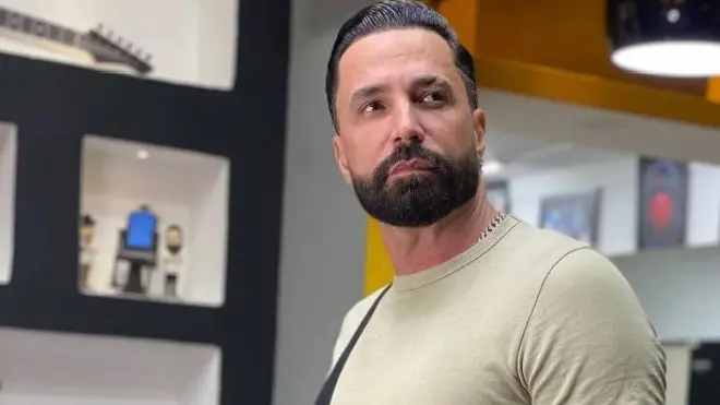 Filho de Latino afirma que o pai tem 10 amantes e o acusa de pedofilia, cantor rebate acusações