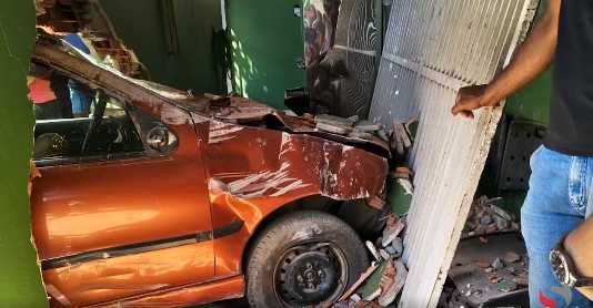 Carro invade recepção de unidade de saúde em Raul Soares; duas pessoas são socorridas