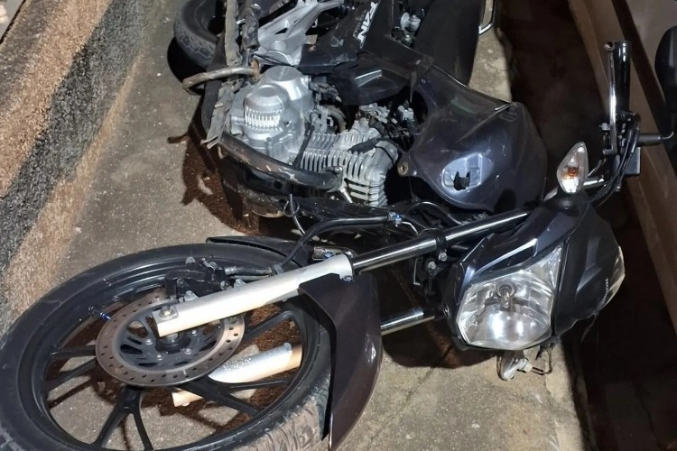 Motociclista fica ferido em batida com viatura da PM em Divino