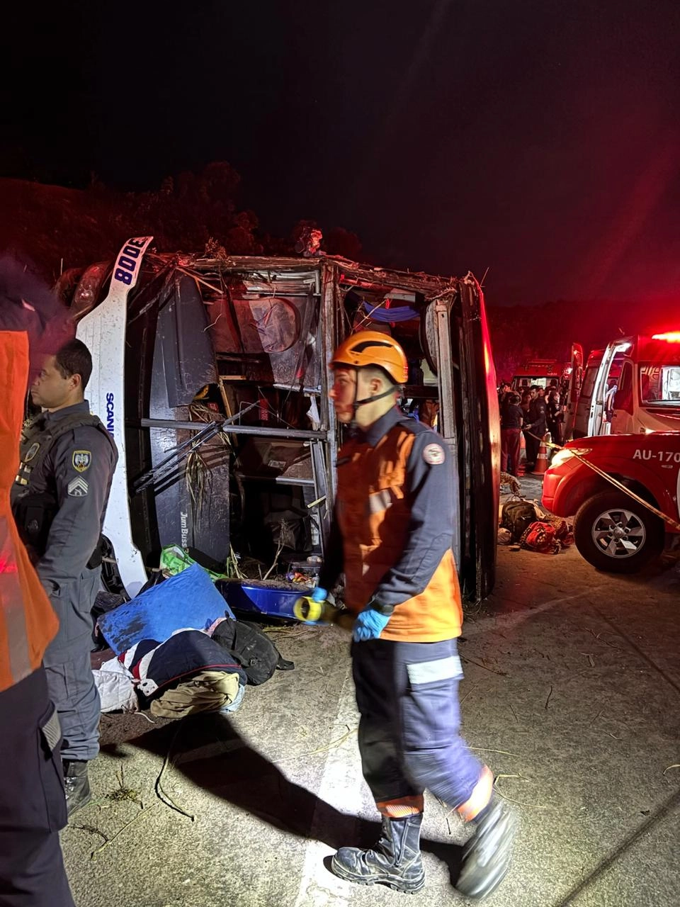 Ônibus de excursão sofre acidente na BR-262, em Ibatiba, deixando 3 mortos e 45 feridos