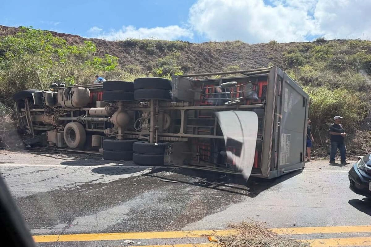 Caminhão de cerveja tomba na BR-262 horas após acidente com 3 mortos e 45 feridos