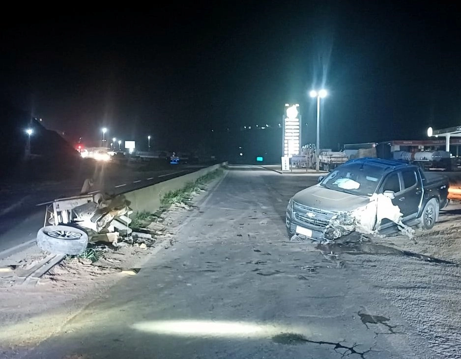 Carro bate em mureta da BR-262 em Martins Soares e deixa ferido